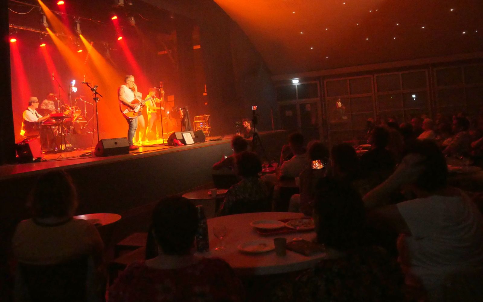 La salle et la scène pendant un concert